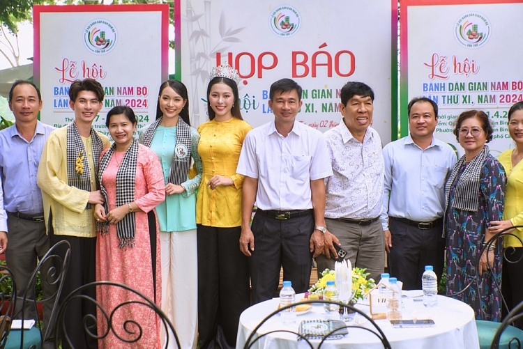NTK Nguyễn Minh Công làm Đại sứ lễ hội bánh dân gian Nam bộ, chính thức đưa bánh xèo lên trang phục thật