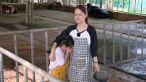'Mẹ siêu nhân': Phạm Quỳnh Anh sống nhờ nhà người lạ, vất vả đi vắt sữa bò, chăn dê cả ngày