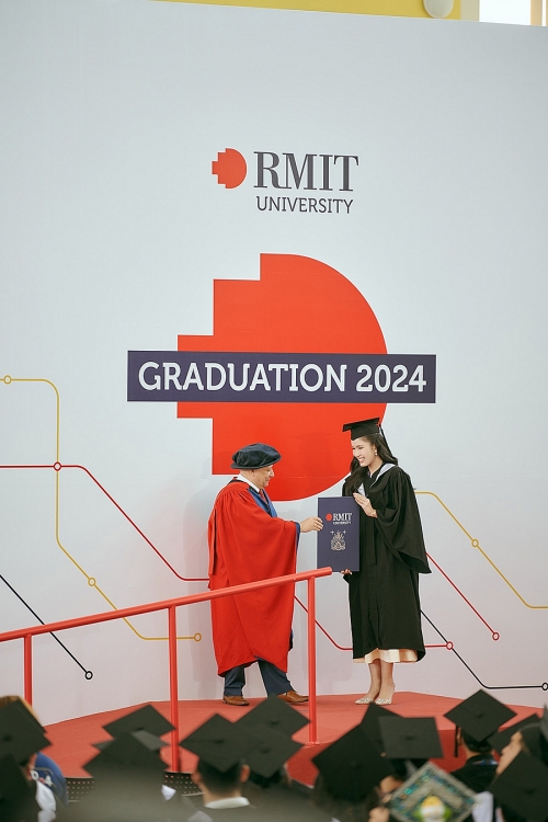 Á hậu Phương Anh tốt nghiệp Thạc sĩ loại giỏi Thương mại toàn cầu tại Đại học RMIT