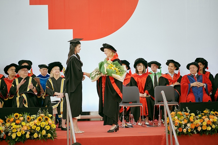 Á hậu Phương Anh tốt nghiệp Thạc sĩ loại giỏi Thương mại toàn cầu tại Đại học RMIT
