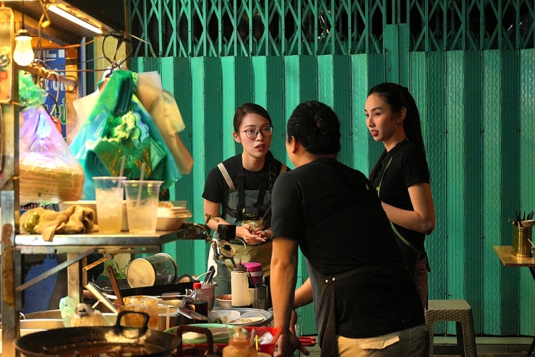 Thùy Tiên đưa văn hóa ẩm thực đặc trưng của người Hoa vào 'Đu đêm'