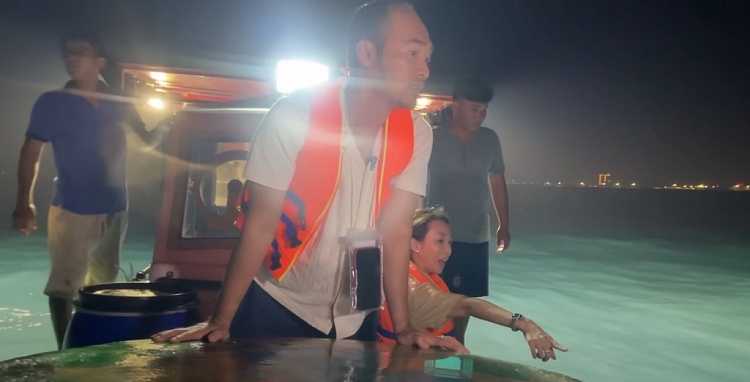 'Mr Law Travel': Thu Trang - Tiến Luật hết hồn với trải nghiệm câu mực giữa biển