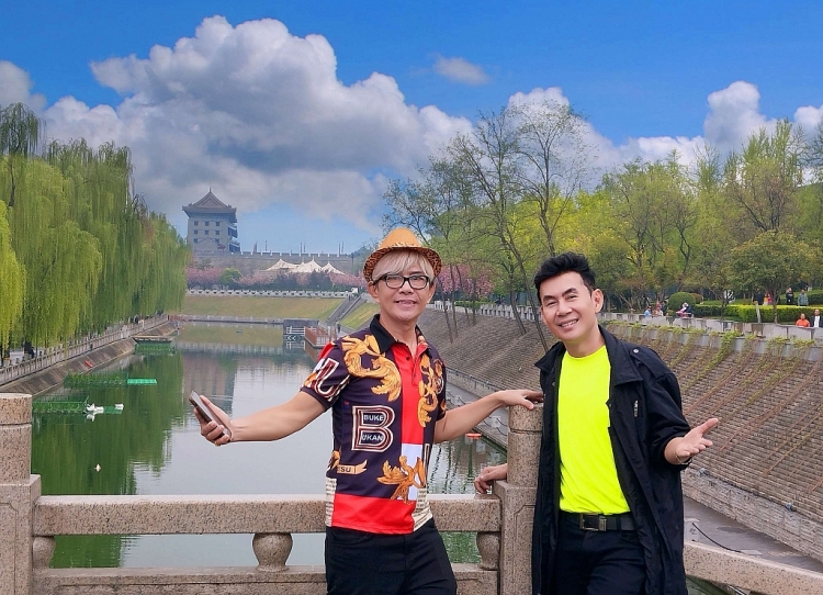 'Ông trùm du lịch' – ca sĩ Đoan Trường hội ngộ đàn anh Lê Tuấn, người đã đặt nghệ danh cho anh sau 25 năm xa cách