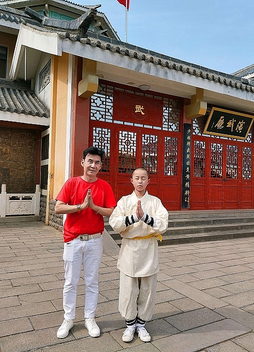 Đoan Trường cũng dành thời gian ghé thăm chùa Thiếu Lâm, học cách thiền định và võ thuật cơ bản.