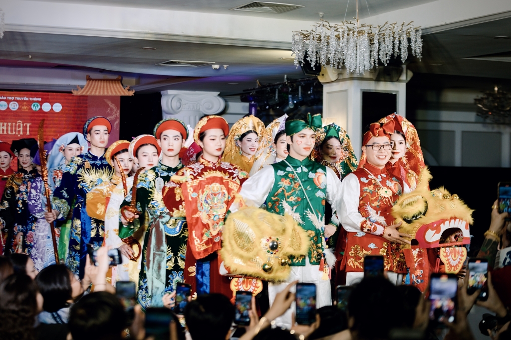 NTK Linh Thảo: 'Cô gái di sản' đam mê thiết kế trang phục truyền thống