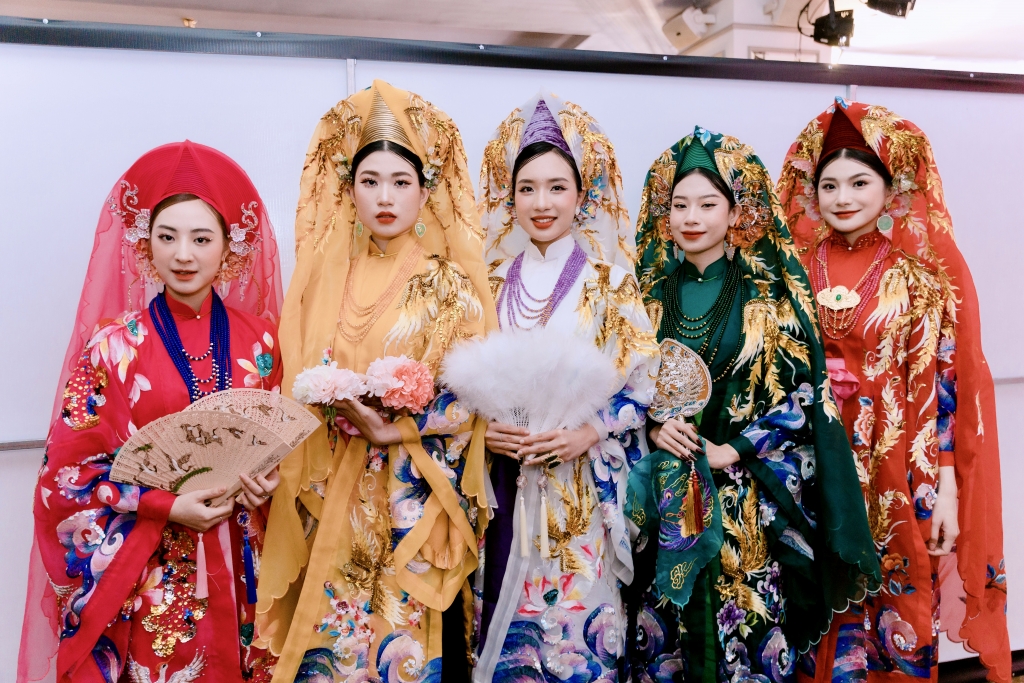 NTK Linh Thảo: 'Cô gái di sản' đam mê thiết kế trang phục truyền thống