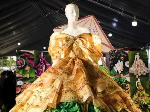 Chiêm ngưỡng chiếc váy 'Bánh xèo' 3.000 mét vải, 10.000 viên đá Swarovski với 15 thợ gia công suốt 1 tháng của Nguyễn Minh Công