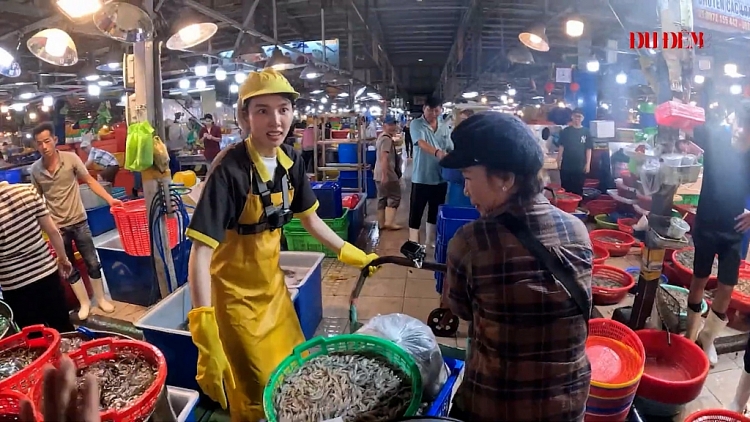 Hòa Minzy làm cửu vạn tại chợ cá, bật khóc nức nở vì bị quỵt tiền