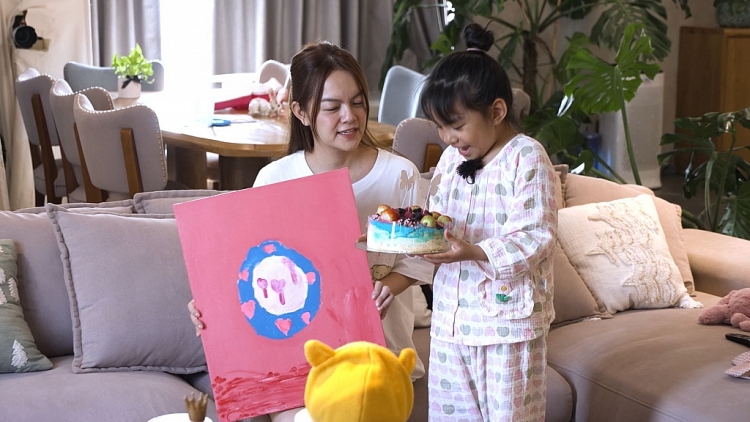 'Mẹ siêu nhân': Thảo Trang bị con trai 'khuyên bỏ nghề' ca sĩ để trở thành diễn viên hài