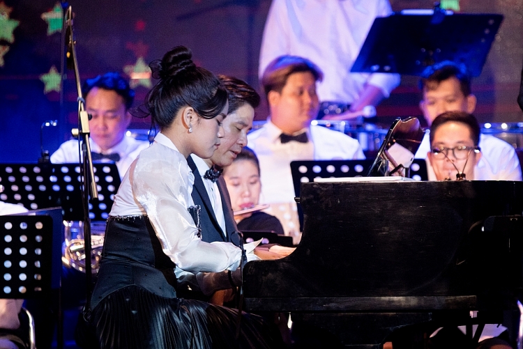 Trình diễn nhạc Mozart, Bella Vũ chọn thiết kế cổ điển của Nguyễn Minh Tuấn