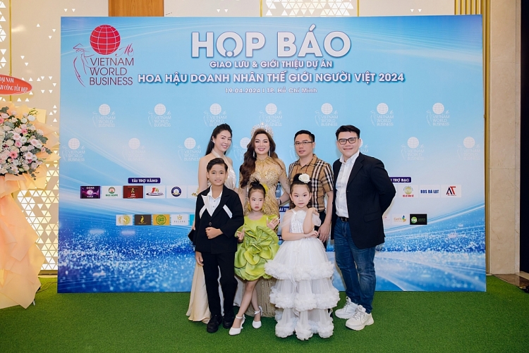 Trở về từ 'Mrs Globe 2024', Hoa hậu Ngọc Trang khoe nhan sắc thăng hạng