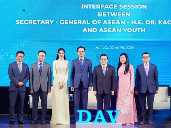 Hoa hậu Thùy Tiên phát biểu hoàn toàn bằng tiếng Anh tại buổi Đối thoại giữa Tổng Thư ký ASEAN với thanh niên ASEAN