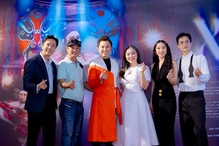 Ca sĩ Quốc Đại nhận ân tình của NSƯT Vân Khánh cùng đông đảo nghệ sĩ khi thực hiện MV 'Xin'