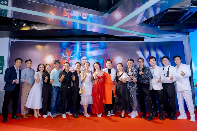Ca sĩ Quốc Đại nhận ân tình của NSƯT Vân Khánh cùng đông đảo nghệ sĩ khi thực hiện MV 'Xin'