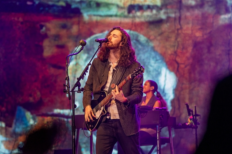 Vượt qua cái bóng của 'Take me to church', Hozier đạt top 1 BXH Billboard Hot 100 lần đầu tiên trong sự nghiệp với siêu hit 'Too sweet'