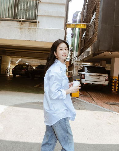 Không phải Han So Hee hay Min Hee Jin, 'nữ hoàng tranh cãi' Seo Ye Ji trở lại mạng xã hội