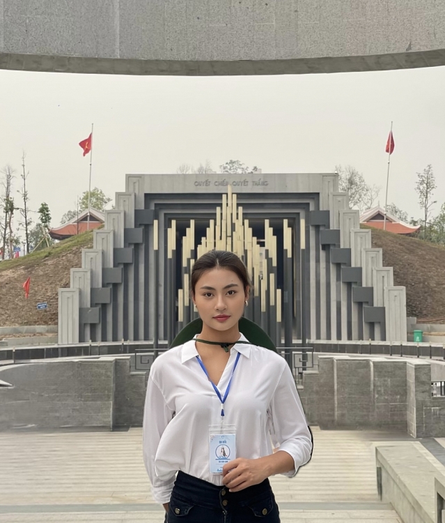Hoa hậu Xuân Hạnh, Á hậu Thủy Tiên xúc động dâng hương kỷ niệm 70 năm chiến thắng Điện Biên Phủ