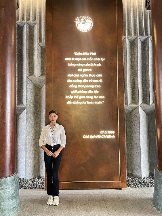Hoa hậu Xuân Hạnh, Á hậu Thủy Tiên xúc động dâng hương kỷ niệm 70 năm chiến thắng Điện Biên Phủ