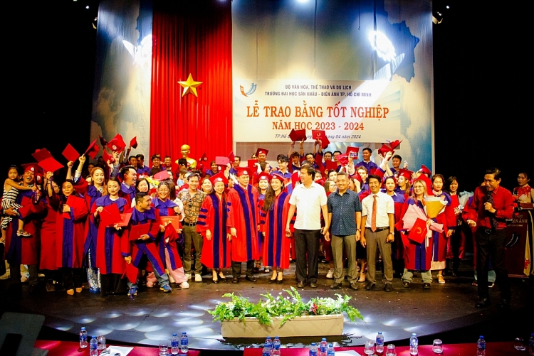 Trường ĐH Sân khấu Điện ảnh TP.HCM trao bằng Cử nhân Đạo diễn Điện ảnh – Truyền hình cho thế hệ mới quy tụ nhiều người nổi tiếng