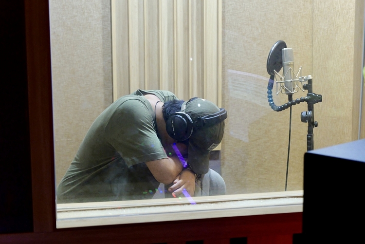 Trở lại sau nhiều năm vắng bóng, Bùi Anh Tuấn khóc nghẹn trong phòng thu với bản OST 'Lật mặt 7'