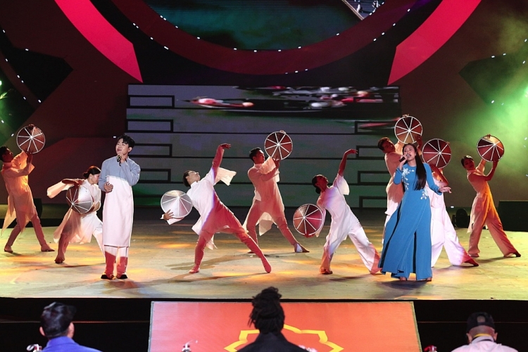Planet Lock giành Quán quân Bảng quốc tế hạng mục Showcase của 'Dalat Best Dance Crew 2024 - Hoa Sen Home International Cup' với giải thưởng 6.000 USD