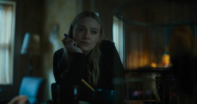 'Những kẻ theo dõi': Phim kinh dị siêu nhiên với sự tham gia của Dakota Fanning ra mắt trailer chính thức