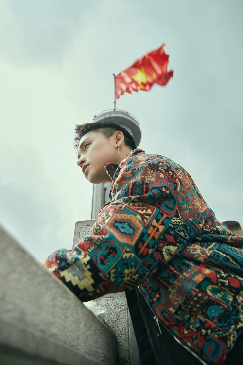 Trương Trần Anh Duy gây xúc động với loạt thước phim lịch sử trong MV 'Nối vòng tay lớn'