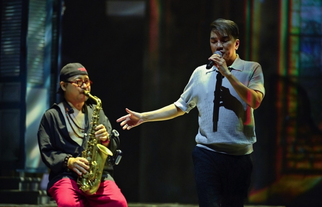 Nghệ sĩ saxophone Trần Mạnh Tuấn tái ngộ sau bạo bệnh trong liveshow 'Ngày em thắp sao trời' của Đàm Vĩnh Hưng