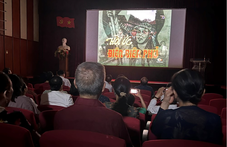 Khán giả Hà Nội xúc động khi chiêm ngưỡng những thước phim tài liệu sống động về Điện Biên