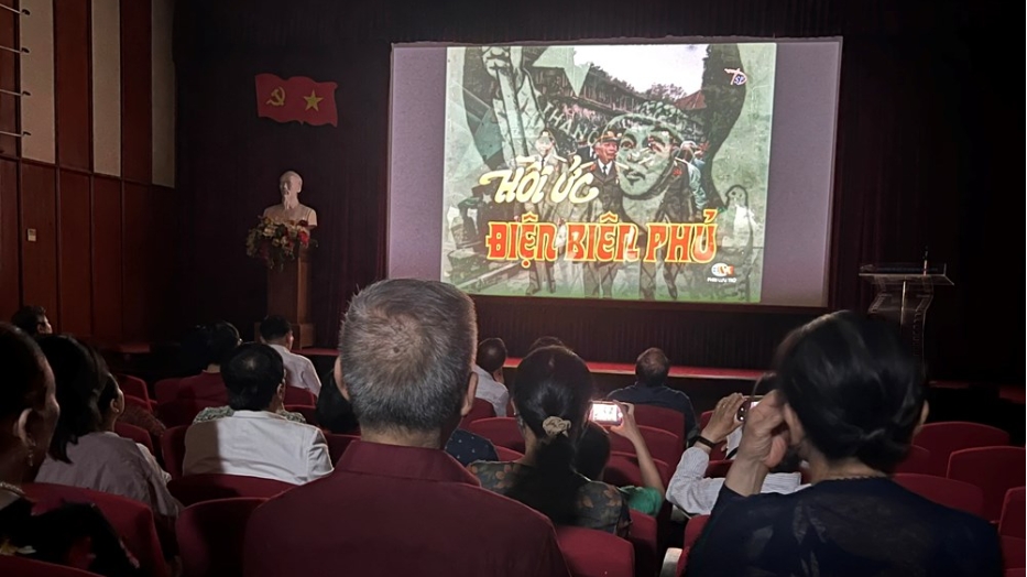 Khán giả Hà Nội xúc động khi chiêm ngưỡng những thước phim tài liệu sống động về Điện Biên