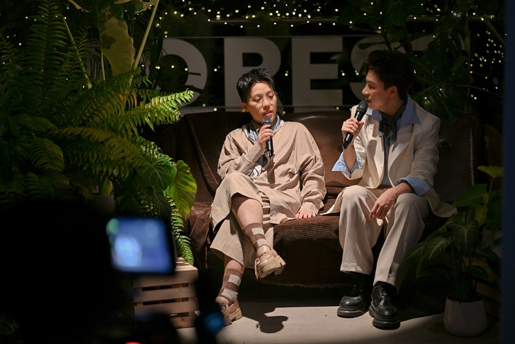 Kai Đinh kết hợp cùng 'học trò mới' trong 'Eye Contact Live'