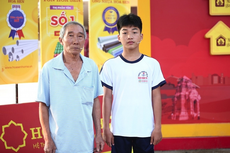 'Mái ấm gia đình Việt': MC Quyền Linh, Ái Phương xót xa trước sự vất vả của ông nội đã gần 70 tuổi gồng gánh cả gia đình