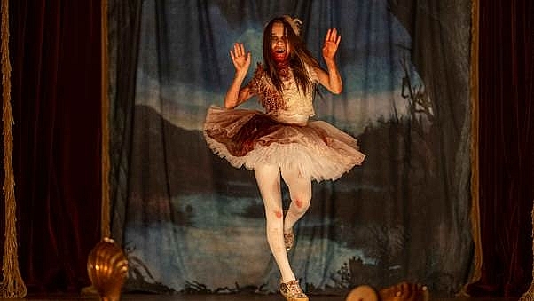 Hé lộ cách sao nhí 'Abigail' học vũ đạo 'Hồ Thiên Nga' phiên bản ma cà rồng