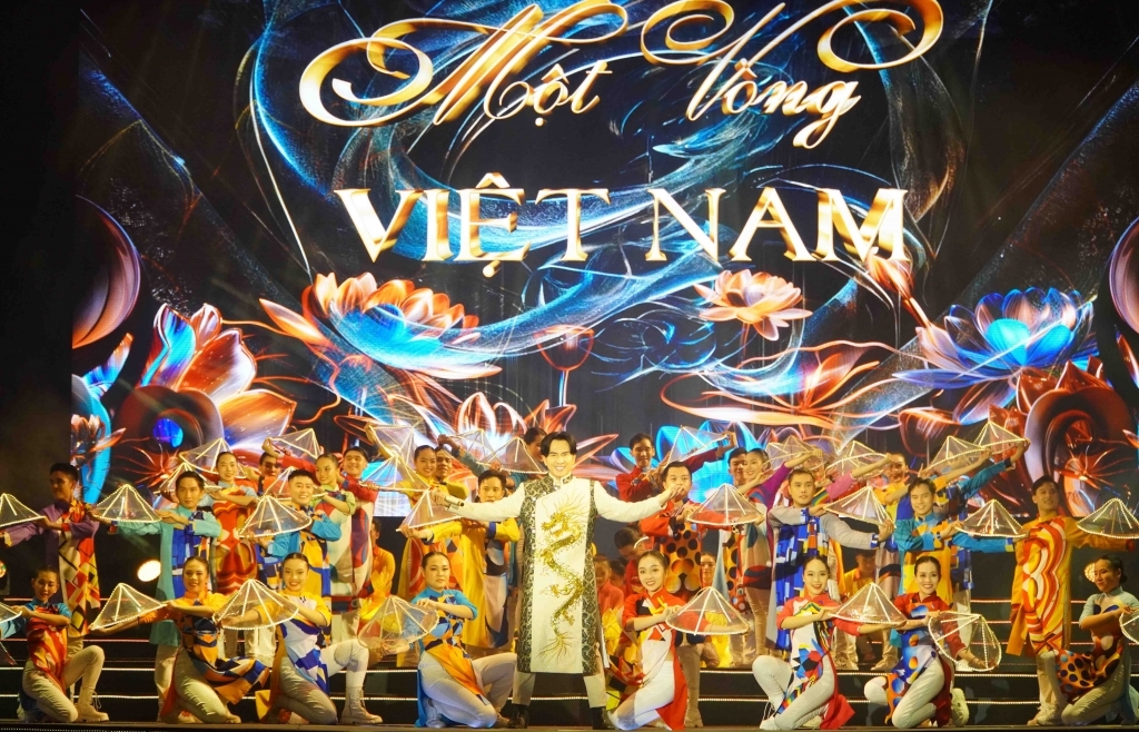 Đan Trường khiến người xem 'nổi da gà' khi hát 'Một vòng Việt Nam'
