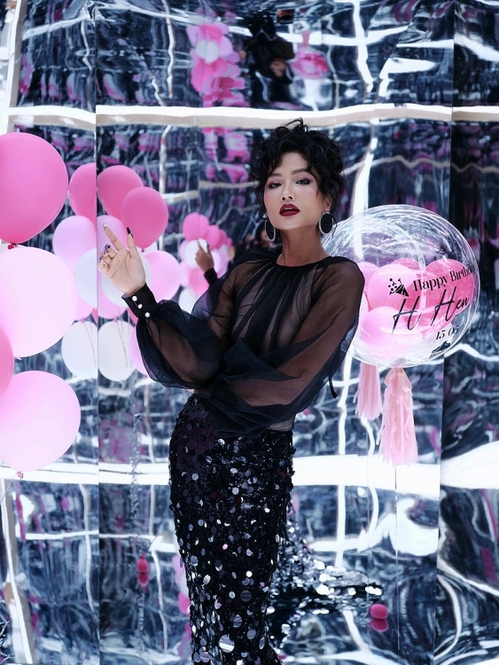 Hoa hậu H’Hen Niê bất ngờ được tổ chức sinh nhật ngay trong lúc làm việc