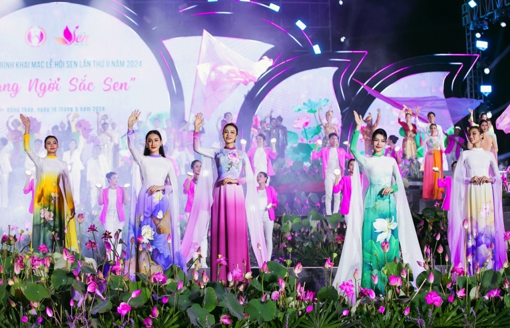 Dàn Hoa hậu, Á hậu hoàn vũ Việt Nam trình diễn áo dài tại khai mạc Lễ hội sen Đồng Tháp năm 2024