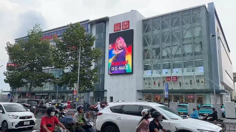 Fan của Diệp Lâm Anh, Trang Pháp chơi lớn, rải hình ảnh khắp các tòa nhà để chúc mừng LUNAS ra MV 'Moonlight'
