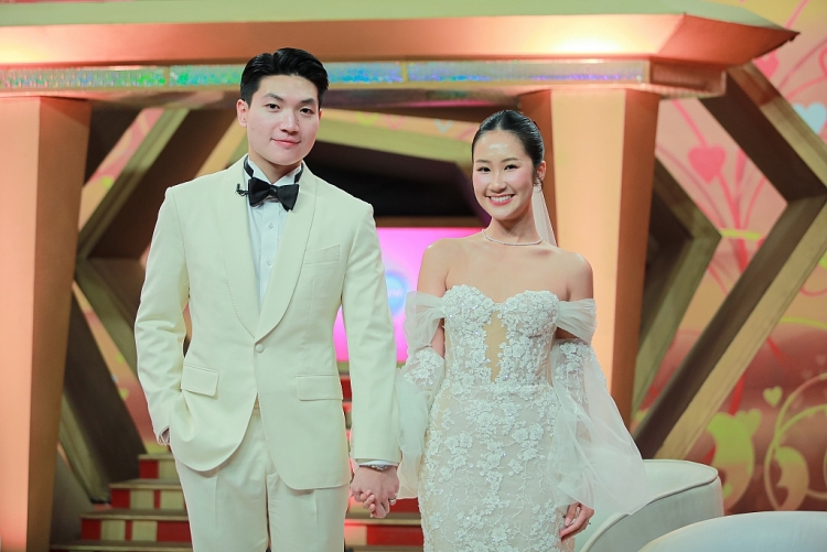 'Vợ chồng son': Cặp đôi hot TikToker 'bóc phốt' nhau cực tình khiến Hồng Vân - Quốc Thuận cười nghiêng ngả