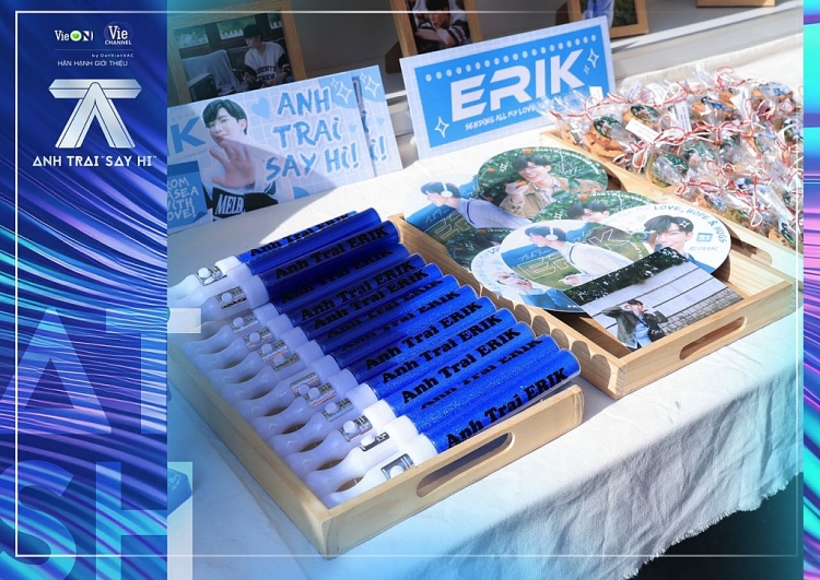 Fan Erik, Gin Tuấn Kiệt 'chơi lớn', mang xe đồ ăn gửi đến tận trường quay 'Anh trai 'Say Hi' tặng idol
