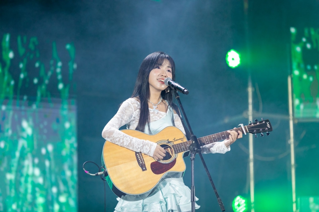 Chị đẹp Chi Pu, Trang Pháp thi nhau mang hit mới đến School Fest trình diễn chiêu đãi cho 40.000 sinh viên