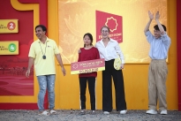 Diệp Lâm Anh và Đức Phúc tặng hơn 300 triệu cho các em nhỏ trong chương trình 'Mái ấm gia đình Việt'