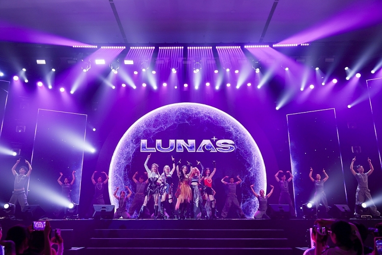 LUNAS mang 'Moonlight' bùng nổ trên sân khấu showcase fan meeting