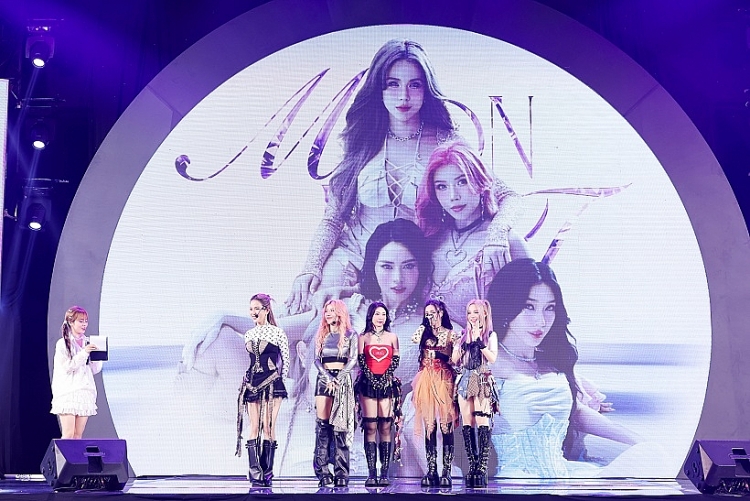 LUNAS mang 'Moonlight' bùng nổ trên sân khấu showcase fan meeting