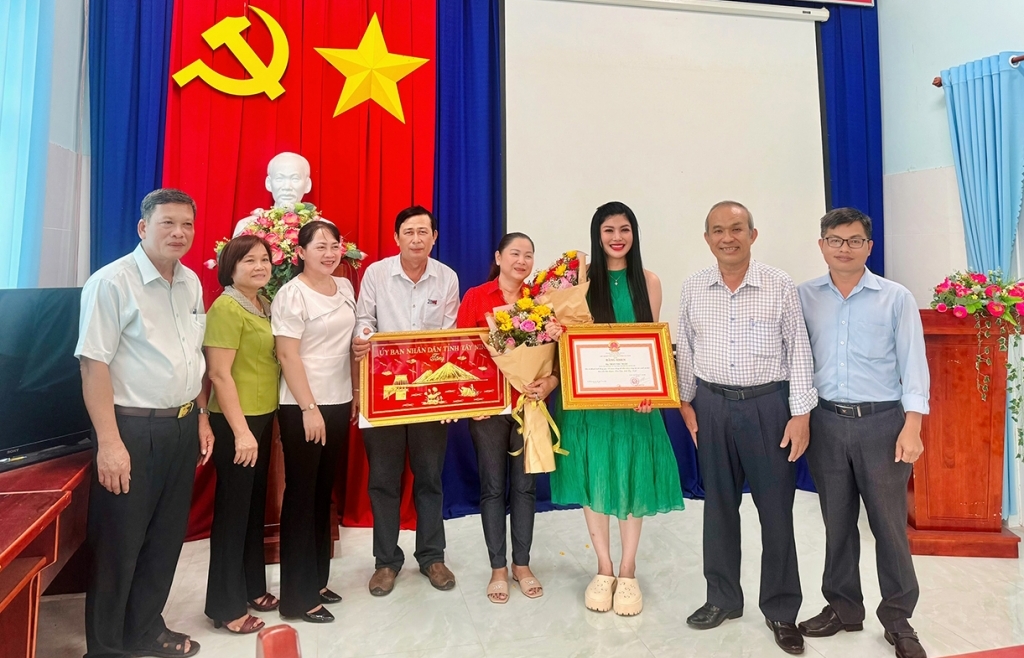 Lily Chen nhận bằng khen vinh dự của tỉnh nhà Tây Ninh