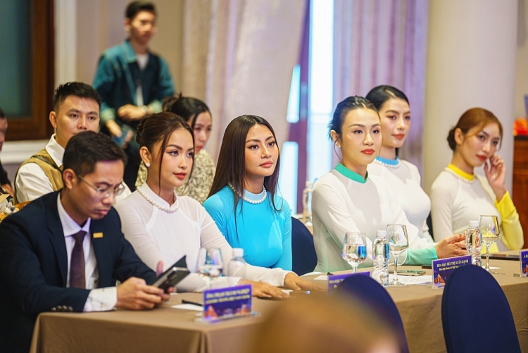 Hoa hậu Ngọc Châu, Xuân Hạnh cùng Á hậu Kim Duyên, Thủy Tiên, Hoàng Nhung trở thành Đại sứ Lễ hội sông nước TP.HCM lần thứ 2