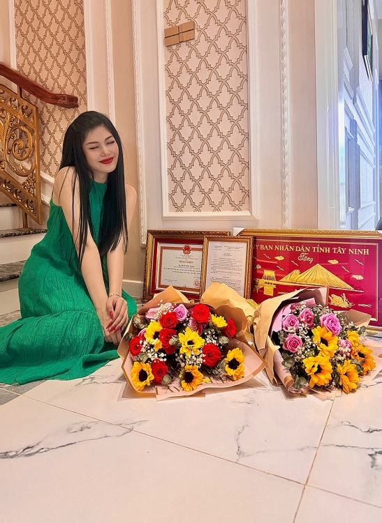 Lily Chen nhận bằng khen vinh dự của tỉnh nhà Tây Ninh