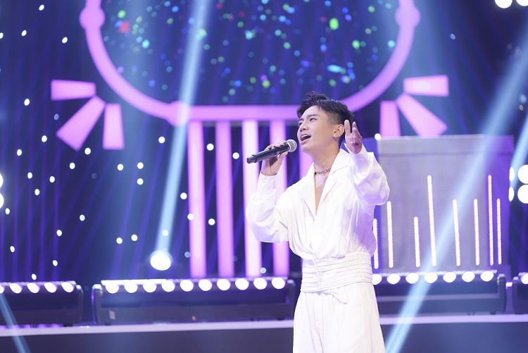 Hiếu Minh gây ấn tượng với giọng hát đầy nội lực tại 'Sàn chiến giọng hát'