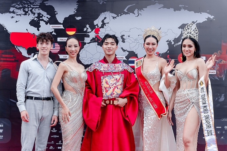 Nam vương Trần Đạt Hiển ''bắn'' tiếng Anh siêu đỉnh tại ''Vietnam International Junior Fashion Week 2024''
