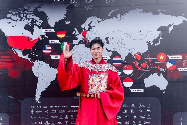 Nam vương Trần Đạt Hiển 'bắn' tiếng Anh siêu đỉnh tại 'Vietnam International Junior Fashion Week 2024'
