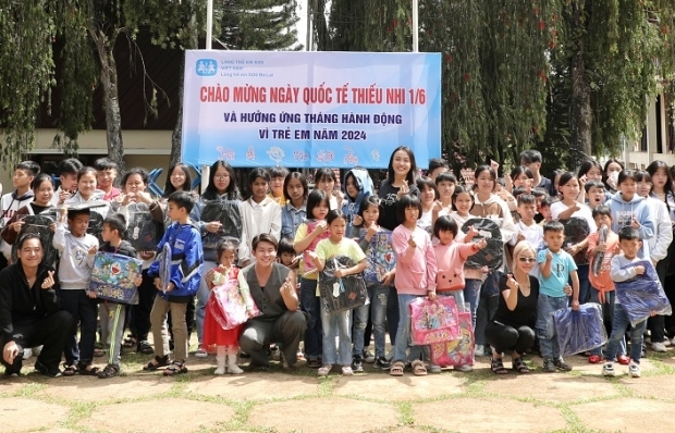 Á hậu Thủy Tiên thăm trẻ em Làng SOS Đà Lạt dịp Quốc tế thiếu nhi